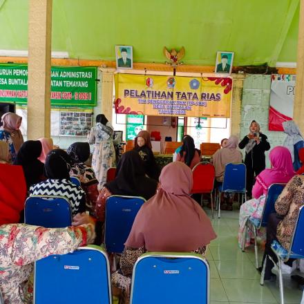 Pelatihan Tata Rias oleh Tim Penggerak PKK Desa Buntalan Kecamatan Temayang